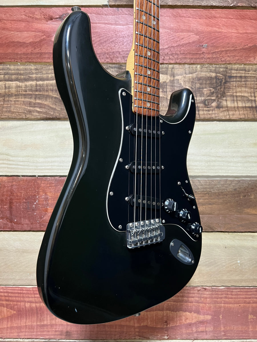1976 Fender Stratocaster with Rosewood Fretboard Black – MotoMusic
