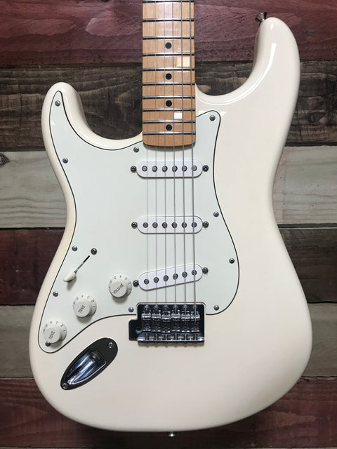 Fender Standard Stratocaster Left-Handed with Maple Fretboard Arctic White 2015