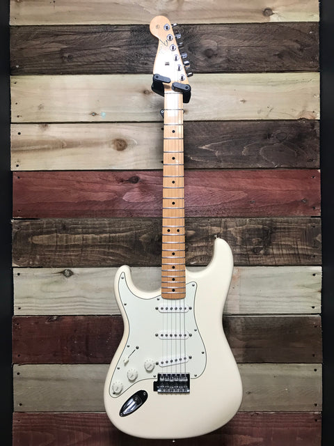 Fender Standard Stratocaster Left-Handed with Maple Fretboard Arctic White 2015
