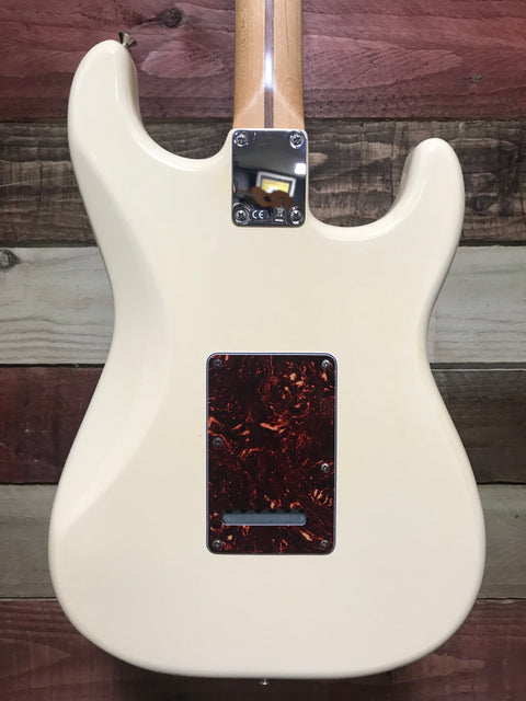 Fender Standard Stratocaster Left-Handed with Maple Fretboard Arctic White 2015