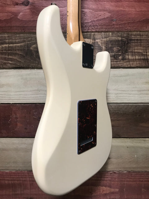 Fender Standard Stratocaster Left-Handed with Maple Fretboard Arctic White 2015