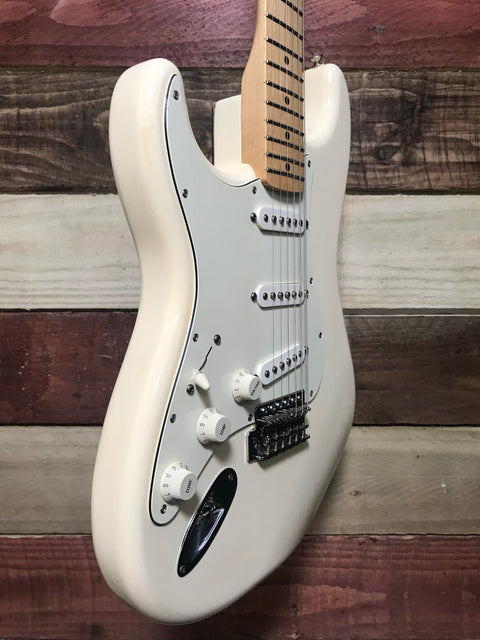 Fender Standard Stratocaster Left-Handed with Maple Fretboard Arctic White 2015