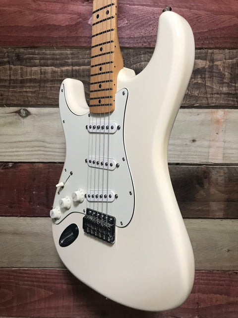 Fender Standard Stratocaster Left-Handed with Maple Fretboard Arctic White 2015