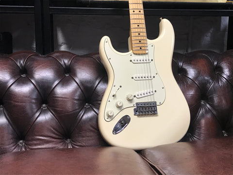 Fender Standard Stratocaster Left-Handed with Maple Fretboard Arctic White 2015