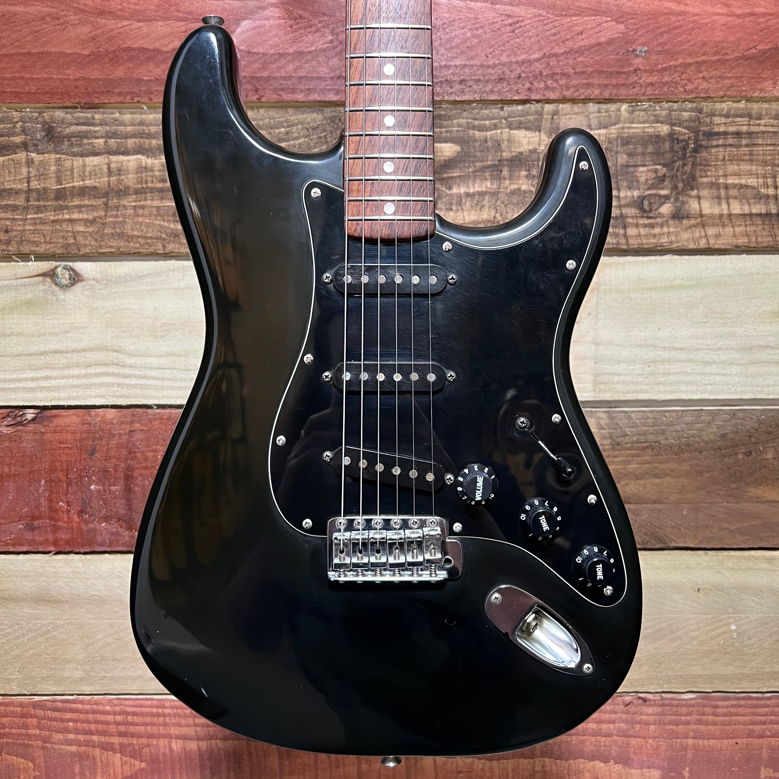 1976 Fender Stratocaster with Rosewood Fretboard Black – MotoMusic
