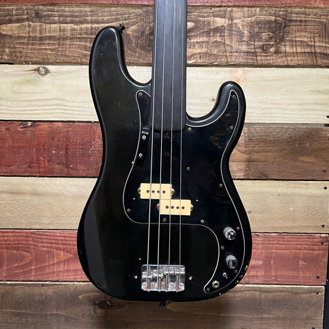 Fender Precision Bass with Rosewood Fretboard 1977 - Black Refinished Fretless