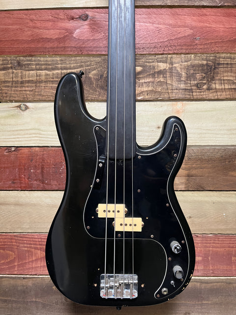 Fender Precision Bass with Rosewood Fretboard 1977 - Black Refinished Fretless