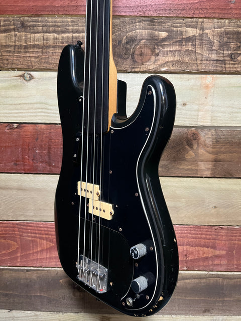Fender Precision Bass with Rosewood Fretboard 1977 - Black Refinished Fretless
