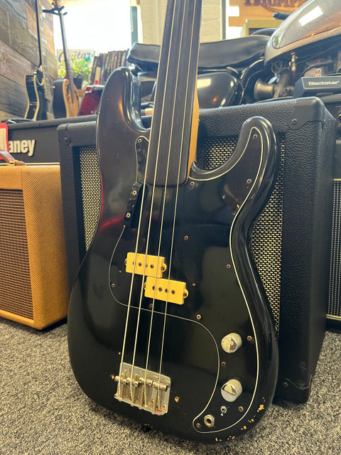 Fender Precision Bass with Rosewood Fretboard 1977 - Black Refinished Fretless