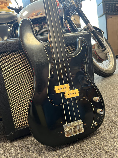 Fender Precision Bass with Rosewood Fretboard 1977 - Black Refinished Fretless