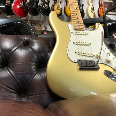 Fender Custom Shop Custom Classic Stratocaster in Aztec Gold 2009